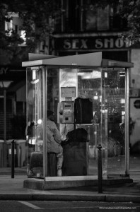 Une cabine téléphonique, et une valise avec quelques effets personnels. Assis dessus pour protéger les seules choses qui me restent, et le cadeau de sourire à la vie