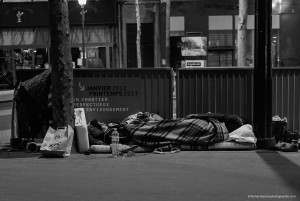 Une famille Roumaine dans le froid des nuits parisiennes. Une femme, enlaçant son bébé dormant sereinement.