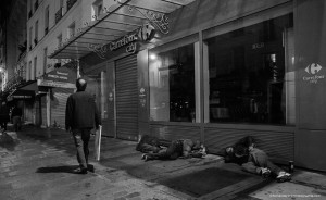 Une personne se promenant, un cadre à la main, impatient de voir quel bel effet il fera dans son salon.