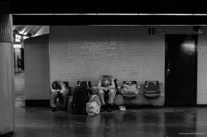 Le métro, un moyen de transport utilisé par tellement de personnes. Mais pas seulement pour se déplacer. Deux hommes dorment entre leur affaires, séparés par leur passé.