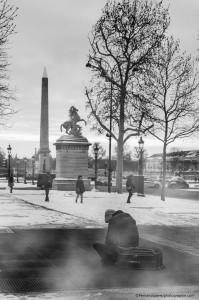 Des touristes qui profitent d'un jour de neige place de la Concorde, et un homme, solitaire assis au dessus des grilles d'aération du métro pour se réchauffer. Dans le métro, des gens qui se déplacent, au chaud. Et à l'extérieur, un homme luttant contre le froid.